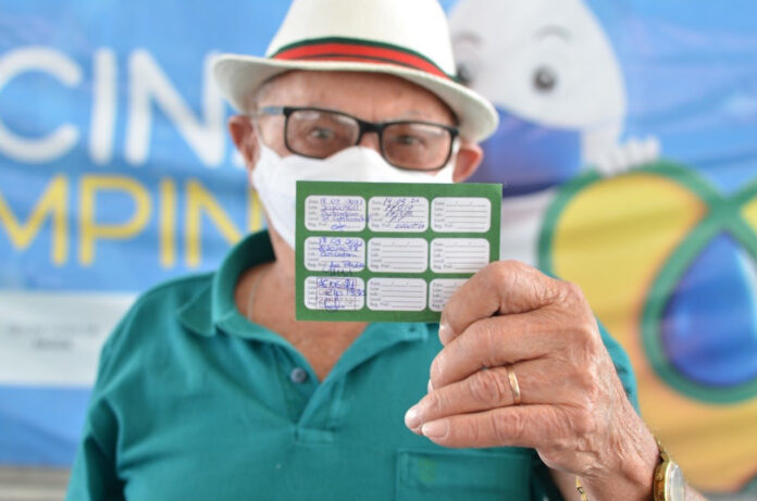Campina Grande aplica terceira dose de vacina em idosos de 84 anos ou mais