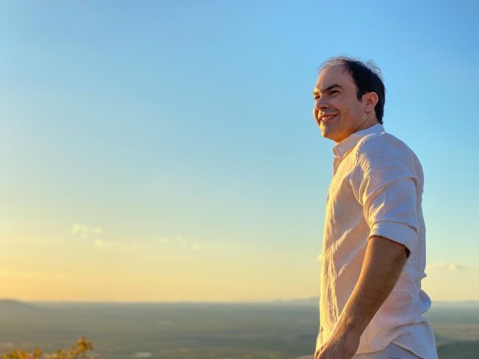 Conheça o prefeito que vem ganhando fama em toda Paraíba