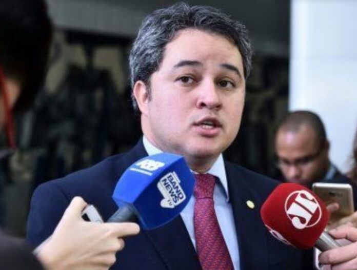 Mais de 50 prefeitos devem anunciar, nos próximos dias, apoio a Efraim Filho para Senado