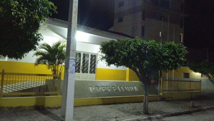 Após pedido das vereadoras Isabela e Cinalva, Prefeitura de Juru entrega cestas básicas a famílias de alunos do município.