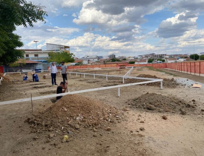 Prefeito Zezé acompanha o início das obras de construção da Nova Unidade Básica de Saúde do Centro de Santa Luzia