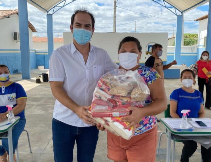 Alunos com matrícula ativa na rede municipal são contemplados com kit de produtos da merenda escolar