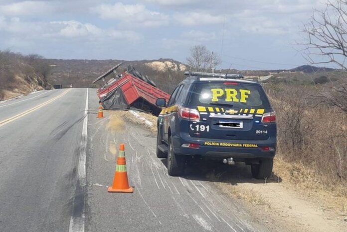 Veículo de carga tomba na BR-230, em Santa Luzia