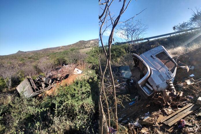 Caminhão de bebidas perde o controle e capota na serra de Santa Luzia - PB. Confira as imagens: