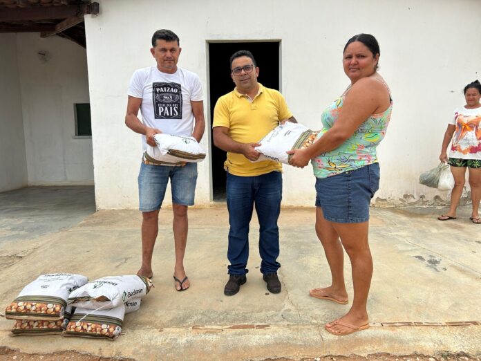 Produtores rurais são contemplados com distribuição de sementes gratuitas em São José do Sabugi