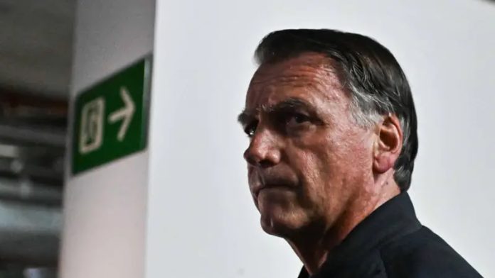 Alexandre de Moraes determina prisão domiciliar de Jair Bolsonaro com restrições severas