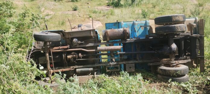 ACIDENTE NA RN-081: CAMINHÃO DA PREFEITURA DE SANTANA DO SERIDÓ CAPOTA, MAS NINGUÉM FICA FERIDO