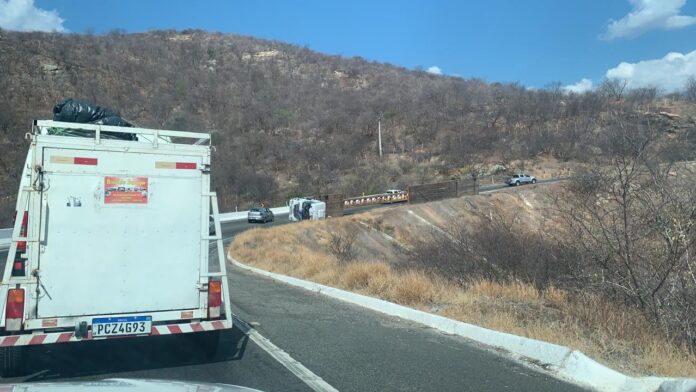 Caminhão que transporta pás de aerogerador para energia eólica tomba na Serra de Santa Luzia. VEJA O VÍDEO: