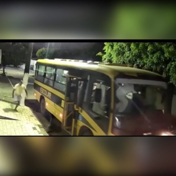 Estudante impede acidente após parar ônibus escolar descontrolado. Confira o Vídeo: