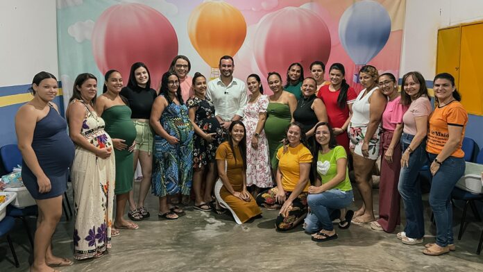Gestantes do Grupo Laço Maternal recebem kits de enxoval