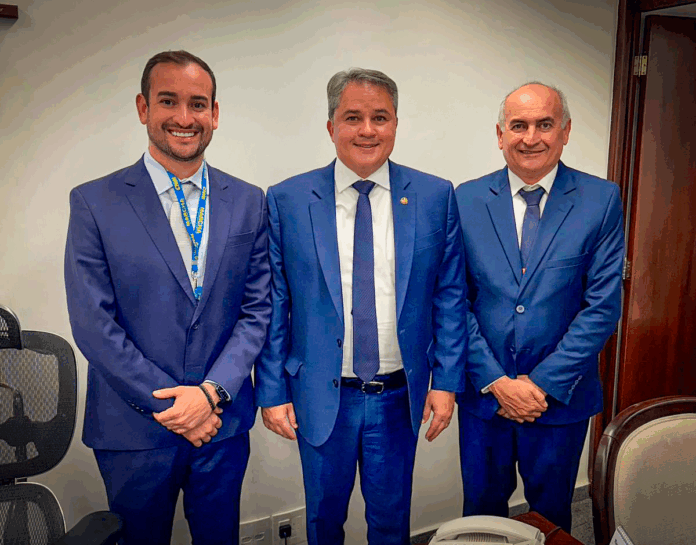 Prefeito de São José do Sabugi, Emanuel Domiciano, apresenta demandas do município ao senador Efraim Filho durante agenda em Brasília