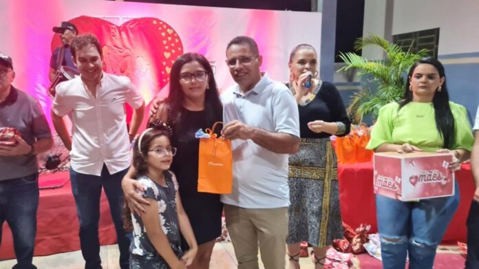 Presidente da Câmara de Vereadores de São José do Sabugi participa da Festa das Mães