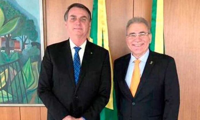 Governo Bolsonaro negocia compra de mais 100 milhões de doses da vacina da Pfizer