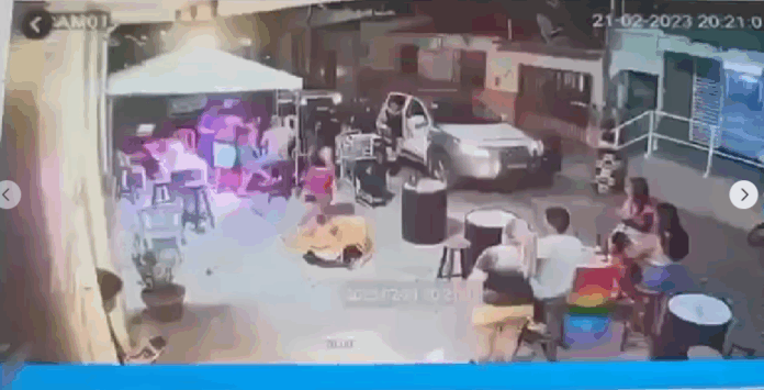 EM PARELHAS: Mulher é presa por Crime de Racismo e é levado ao hospital após resistência a prisão. Veja o Vídeo: