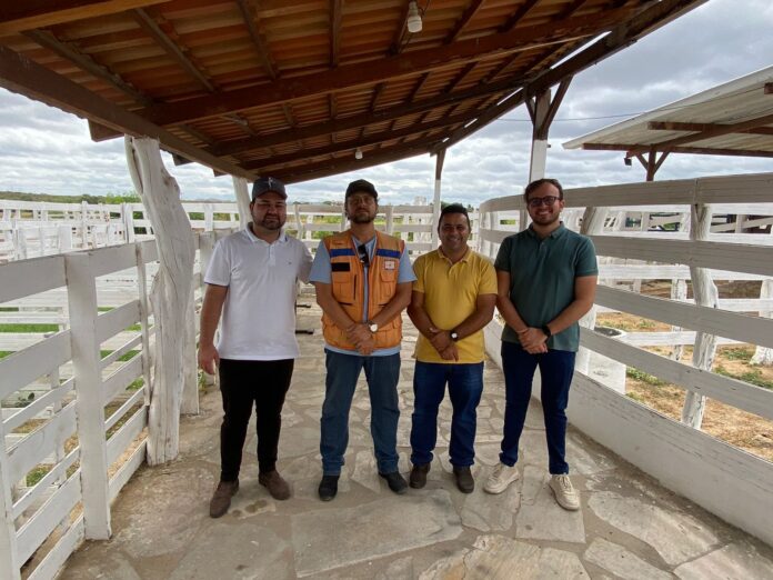 Vereador Wesley Morais realiza visita técnica a viveiro de mudas e curral de comercialização em Parelhas-RN. Confira as imagens: