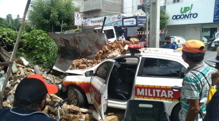Viatura da PM colide com muro durante perseguição a motociclista no centro de Patos nesta quarta (14)