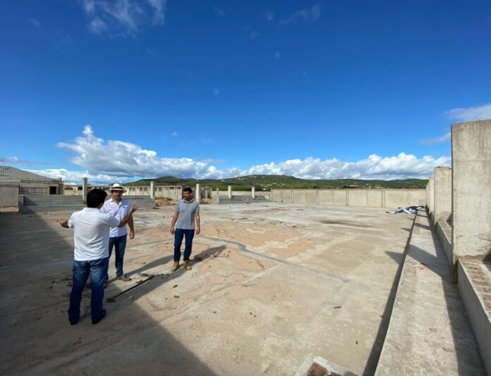 Prefeito de São José do Sabugi visita obras em andamento e destaca investimento de quase R$ 10 milhões