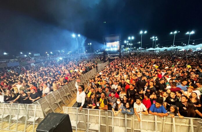 Shows de Matheus & Kauan, Gil Mendes, Woxton Nóbrega e Geová do Acordeon atraem multidão na abertura do São João de Santa Luzia