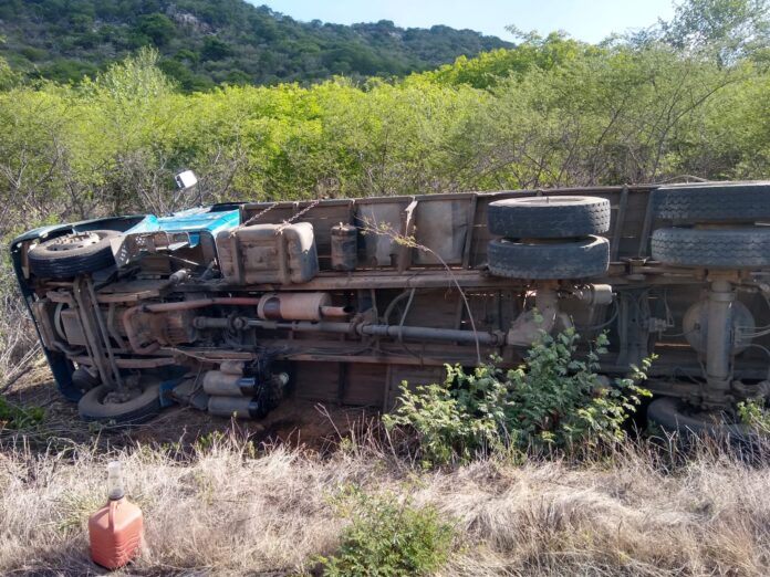 Caminhão com placas de Parelhas carregado de tijolos tomba na região de Patos - PB. Confira as imagens: