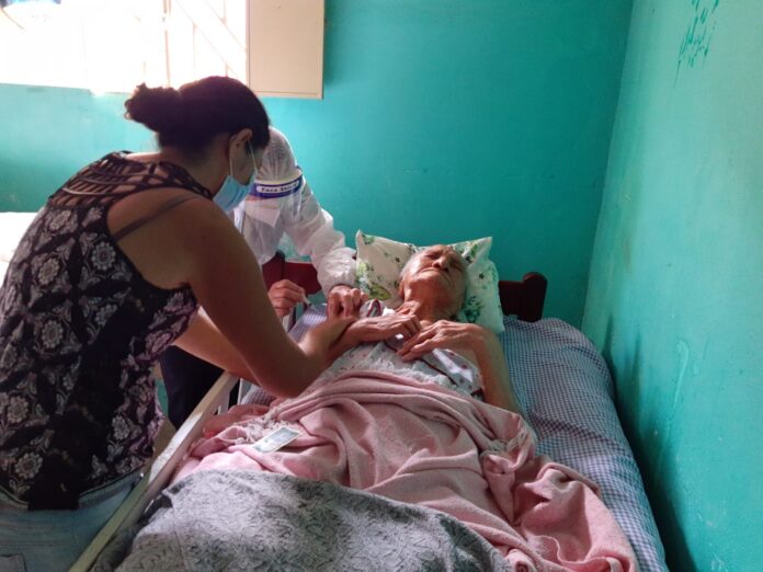 Centária é a primeira idosa a se vacinar contra COVID-19 em São José do Sabugi - PB