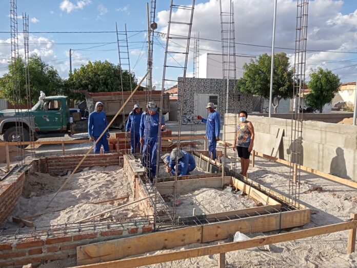 Vereadora Valdira acompanha construção de nova praça em São José do Sabugi - PB