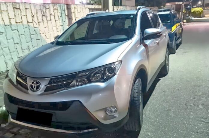 PRF recupera em Uiraúna veículo roubado em PE que estava circulando clonado