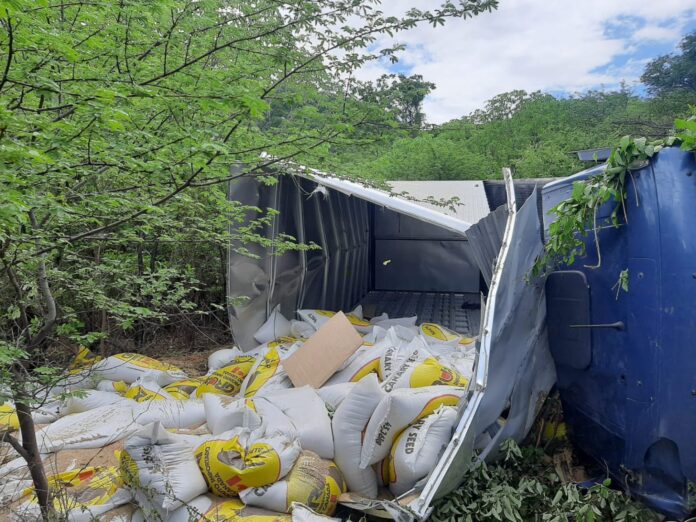 Colisão envolvendo carro e caminhão é registrada na manhã deste sábado (13), na Serra do Teixeir