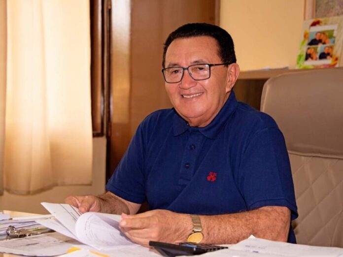 Prefeito se afasta de Ricardo e adere a Efraim Filho