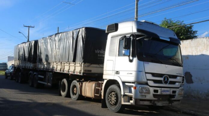 Polícia apreende carga de cigarros contrabandeada avaliada em 2 milhões de reais em Várzea