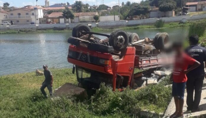 Caminhão tomba às margens do Açude Novo, em Teixeira-PB.