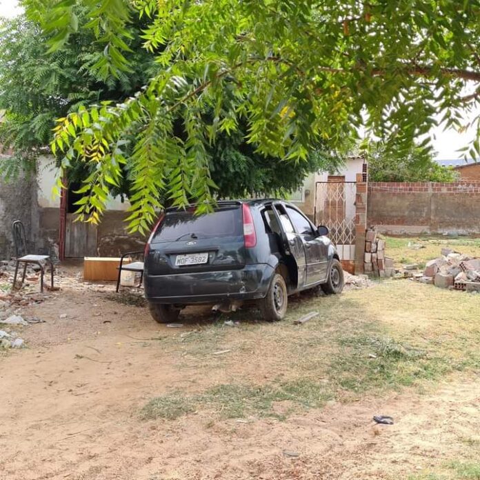 Cadaver é encontrado dentro de veículo na cidade de Parelhas/RN.