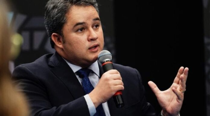 Efraim consolida liderança para o Senado e garante apoio de 83 prefeitos
