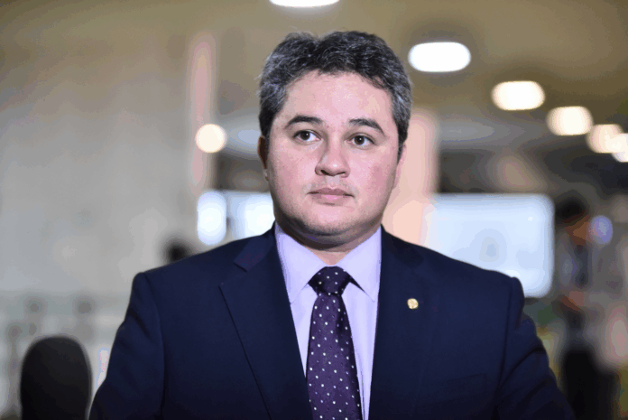 Efraim Filho trabalha para consolidar apoios de prefeitos e articula evento de lançamento de pré-candidatura ao Senado