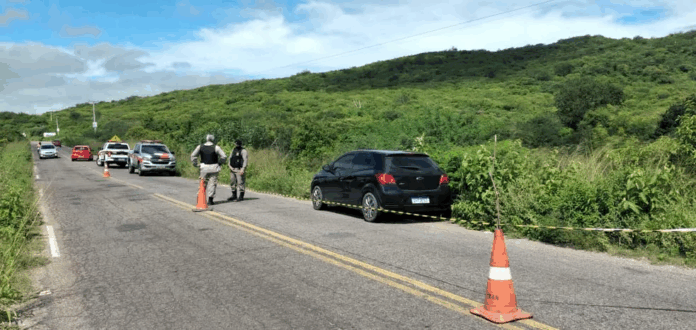 Dois homens são mortos a tiros e encontrados em carro perto da Serra do Teixeira, no Sertão da PB