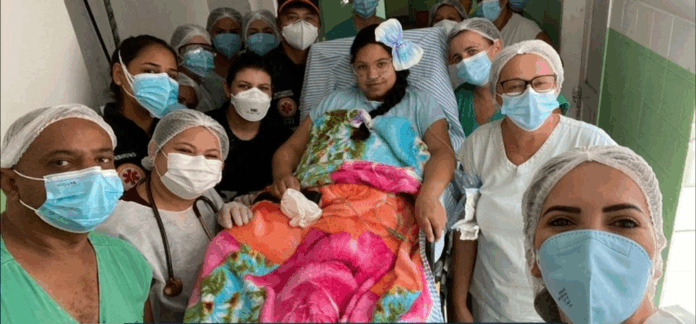 MILAGRE! Mulher dá à luz intubada, conhece filha após um mês e vai passar Dia das Mães em casa com a família