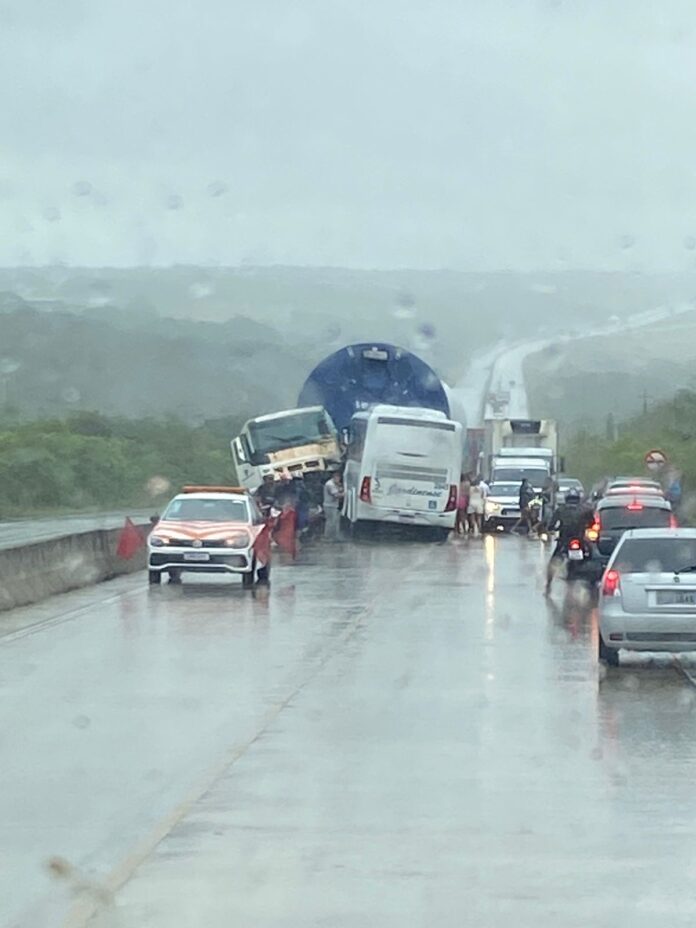 Ônibus da Jardinense se envolve em acidente na BR 304