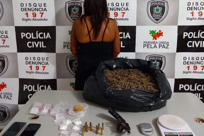 Mulher é presa em Patos depois de polícia encontrar saco cheio de maconha em sua casa