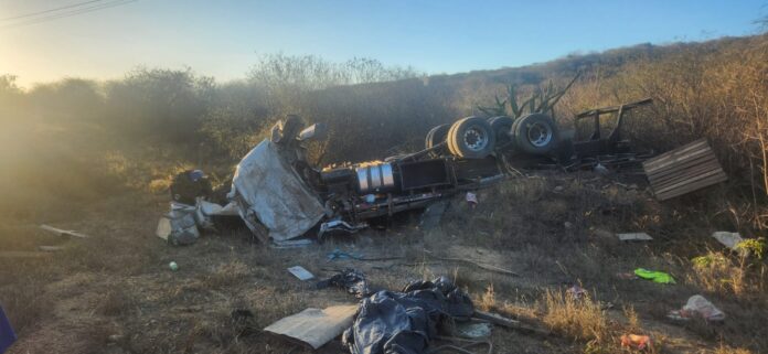 Caminhão capota em curva da Serra de Santa Luzia na BR-230 e motorista fica gravemente ferido. Confira as imagens: