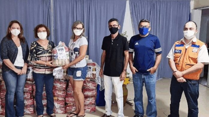 Parelhas: Deputado participa de distribuição de cestas básicas mas esquece de dizer que dinheiro do programa veio do Governo Federal