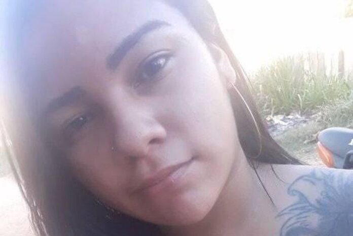 Jovem de 18 anos morre com descarga elétrica de celular conectado à tomada