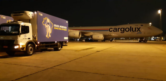 Insumos para produção de vacinas da Fiocruz chegam ao Brasil