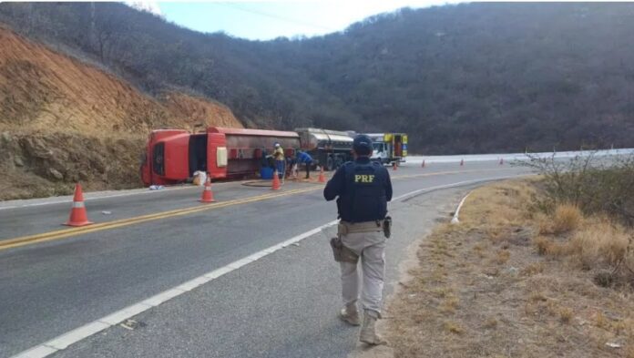 Liberação total da via está prevista para o fim do dia, segundo a PRF.