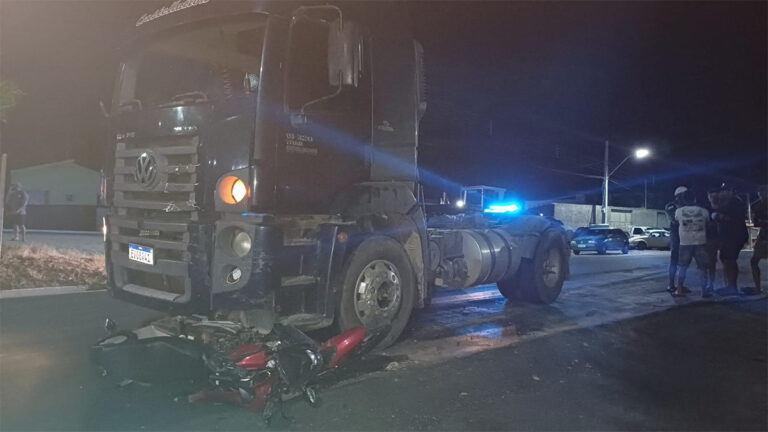 Motociclista morre após tentar atravessar a BR-230 e ser atingido por caminhão em Santa Luzia. Confira as imagens: