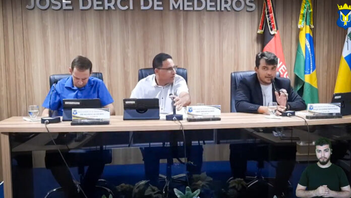 Arthur Morais parabeniza Júnior Galvíncio pela implantação de intérprete de Libras