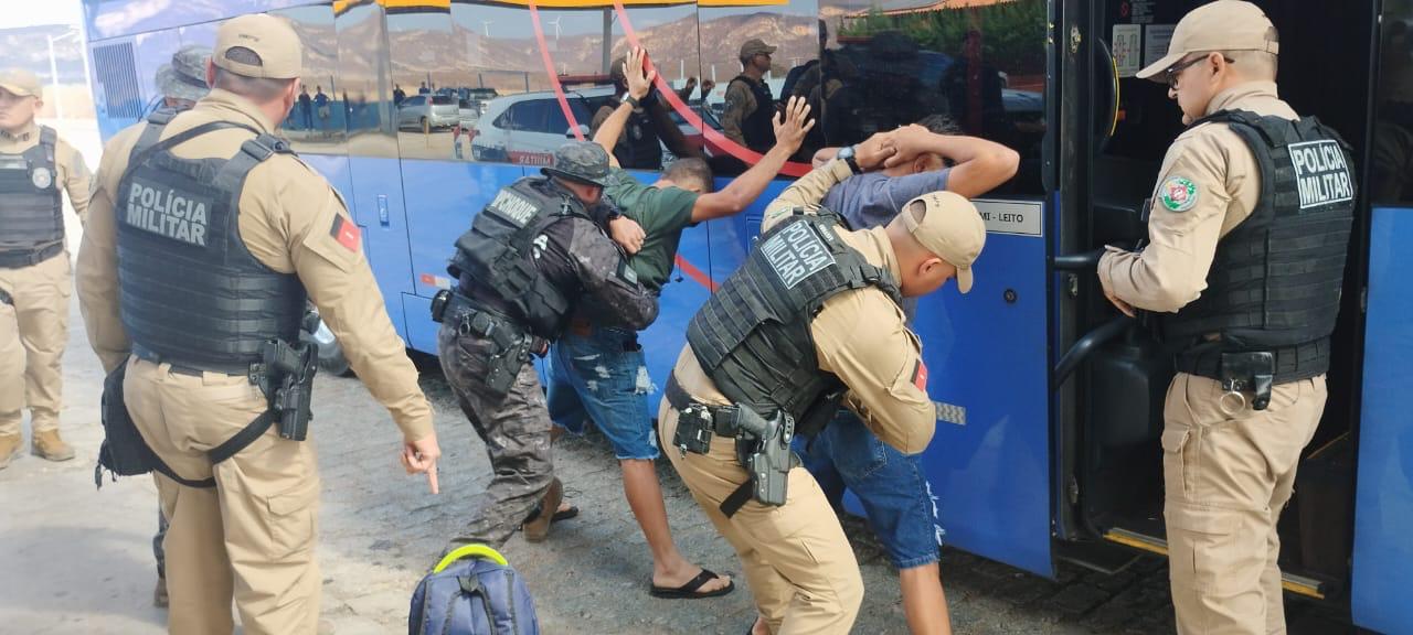 Abordagem policial a ônibus interestadual na BR-230 em Santa Luzia