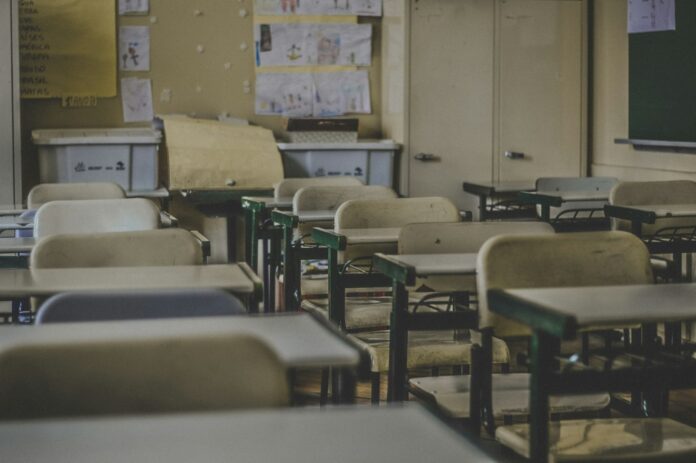 Crianças em sala de aula de escola pública do ensino fundamental