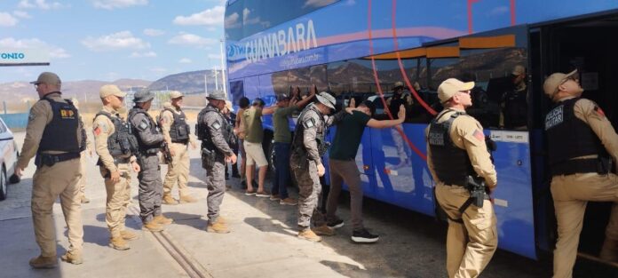 Policiais militares abordam passageiros de ônibus interestadual na BR-230 em Santa Luzia