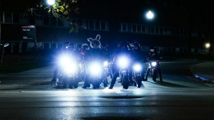 Policiais militares em motocicletas durante ronda noturna, ilustrando ação da PM em Patos