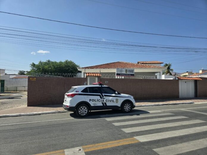 Viatura da Polícia Civil em frente à delegacia de Santa Luzia