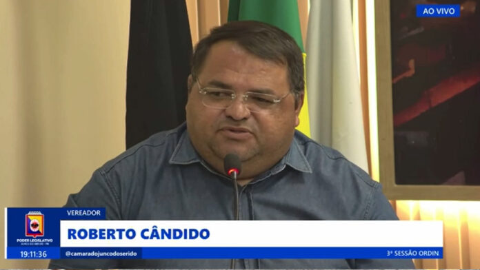 Vereador Roberto Cândido durante pronunciamento na Câmara Municipal de Junco do Seridó